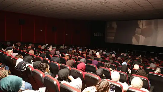 Başkan Güder, Üniversite Öğrencileriyle 'Buğday Tanesi' Filmini İzledi