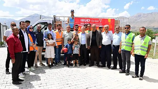 Yeşilyurt Belediyesi Hollanda Cordaid've Kentsel Gelişim Derneği İşbirliğiyle Depremzedelere Yardım Malzemeleri Dağıtılıyor