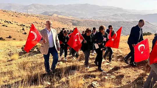 Hekimhan'da Zurbahan Dağına Türk Bayrağı ve Atatürk Posteri Açtılar