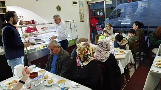 Hacı Hızır Mahalle Muhtarından Depremzedelere İftar Programı