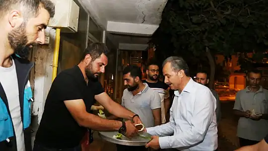 Mahallelilerden Belediye İşçilerine Çiğköfte İkramı