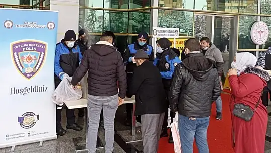 Polisten Sıcak Çorba İkramı