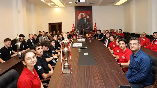 Vali Dr. İdris Akbıyık Teknofest Şampiyonu Gençleri Kutladı