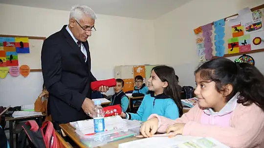 Başkan Güder İlkokul Öğrencilerini Unutmadı