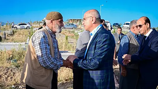 Başkan Sami Er Vatandaşlarla Bayramlaştı, Şehitliği Ziyaret Etti