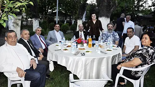 DİVAN Hastanesi Ailesi Geleneksel İftar Yemeğinde Buluştu