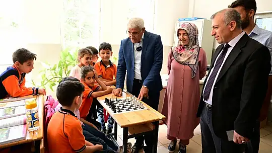 Başkan Güder'den Öğrencilere İlk Ders Sürprizi