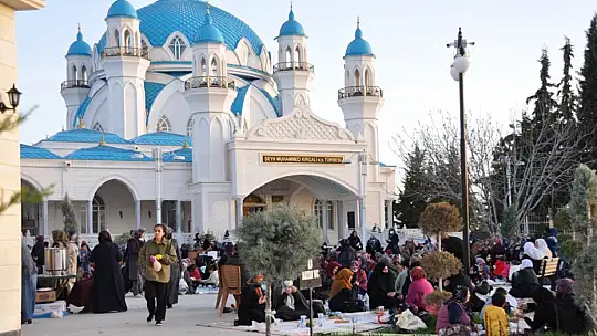 Gönül Dostları Şeyh Muhammed Kırçalı K.S. Türbesinde İftar Yemeğinde Buluştu