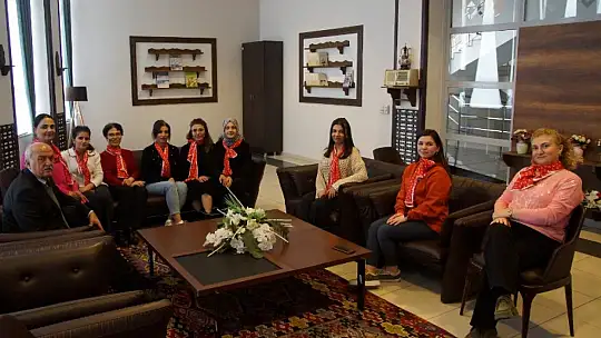 Kadın Personele Türk Bayraklı 8 Mart Hediyesi