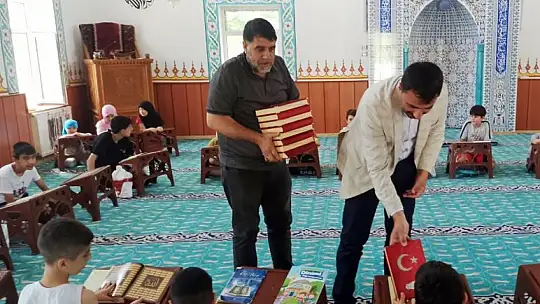 MHP İl Başkanı Samanlı'dan, Kur'an Kursu Öğrencilerine Sürpriz Hediyeler