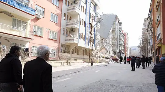 Malatya 5,6 İle Sallandı. Yıkılan Binalar Var