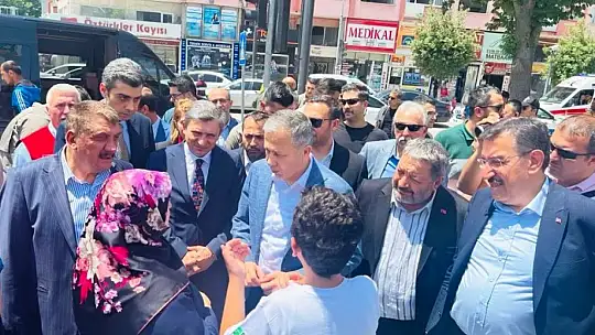 İçişleri Bakanı Yerlikaya Malatyalı Depremzede Esnaflarla Buluştu