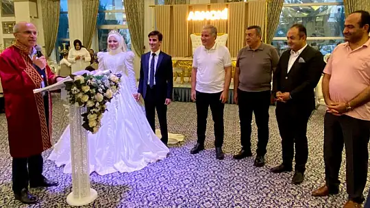 Öksüztepe ve İçli Ailelerinin Mutlu Günü' Nisa Nur ve Batuhan Çiftine Muhteşem Düğün'