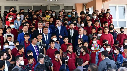 'Sayın Bakanımızın Talimatıyla Halı Saha Yapımına Hız Verdik'
