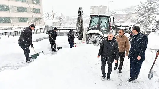 Başkan Çınar, Kar Temizleme Çalışmalarını Yakından Takip Ediyor