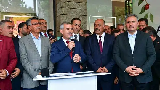 Bakan Çavuşoğlu,' Kiraz Festivali Hayırlı Uğurlu Olsun'
