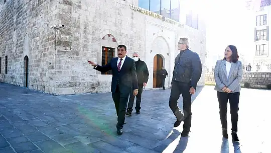 Devlet Eski Bakanı Tüzmen TV çekimleri için Malatya'da