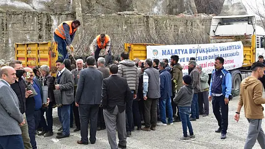 Büyükşehir'den Pütürge'de Fidan Dağıtımı