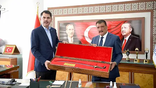 Bakan Kurum, Dünya Kayısı Ticaret Merkezinde İncelemelerde Bulundu