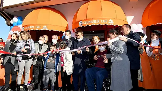 Gülen Yüzler Cafesi Hizmette