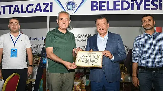 Vali Şahin ve Başkan Gürkan Stantları Gezdi