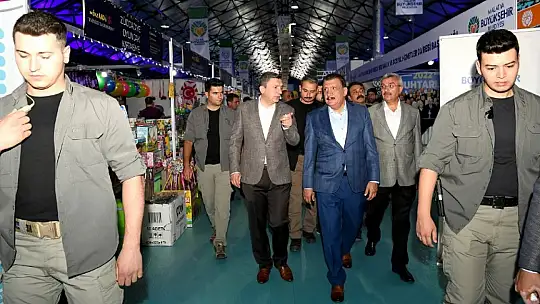 Vali Şahin ve Başkan Gürkan Stantları Gezdi