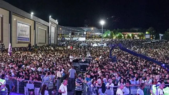Sanatçı Hande Yener'e Festivalde Büyük ilgi