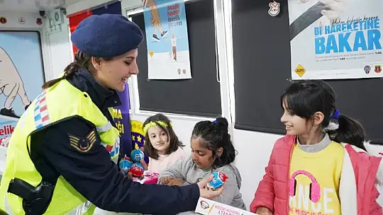Depremzede Çocuklara Jandarma'dan Nazari ve Uygulamalı Trafik Eğitimi