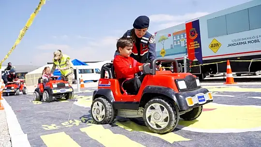 Depremzede Çocuklara Jandarma'dan Nazari ve Uygulamalı Trafik Eğitimi
