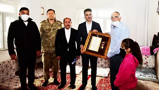Şehit Emre Büyükyıldırım'ın Babasına Devlet Övünç Madalyası