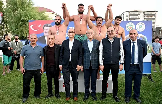 Turgut Özal Karakucak Güreşlerinde Başpehlivan Hüseyin Civelek