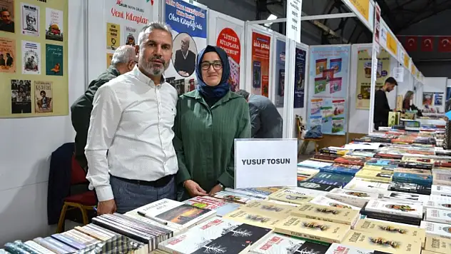 Adıyamanlı Yazar Yusuf Tosun Kitaplarını İmzalayıp Kitapseverlerle Söyleşti