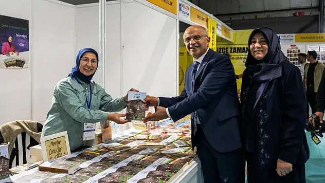 Başkan Er Stantları Ziyaret Ederek Yazarlarla Bir Araya Geldi