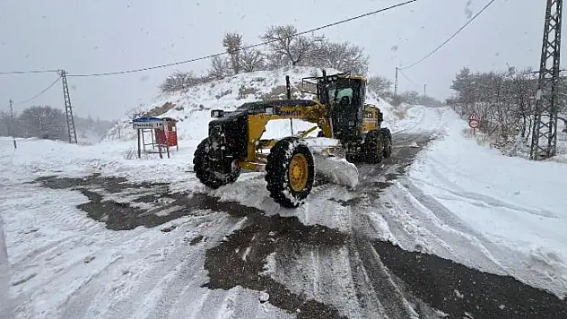 Büyükşehir Belediyesi Kar'dan Kapanan Yolları Açmaya Devam Ediyor