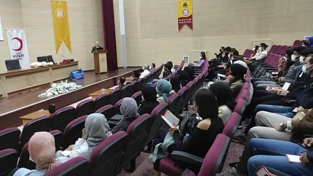 Malatya Kızılay Şubesinden Eczacılık Fakültesinde İlk Yardım konferansı