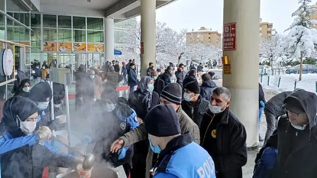 Polisten Sıcak Çorba İkramı