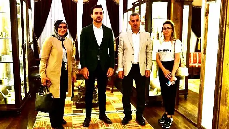 AK Parti Genel Merkez Tanıtım ve Medya Bşk. Yrd. Ömer Arvas, Lezzet Caddesini Gezdi