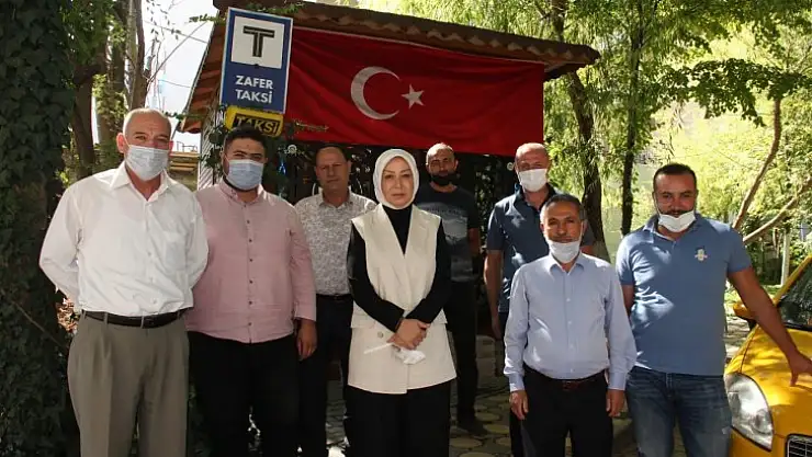AK Partili Çalık'tan taksi durağına ziyaret