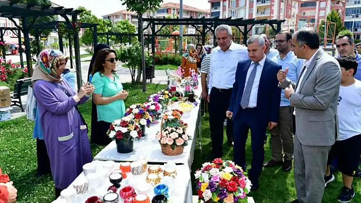 Başkan Çınar'dan Esma Biltaci Kült. ve Sanat Merk. Yılsonu Sergisine Ziyaret