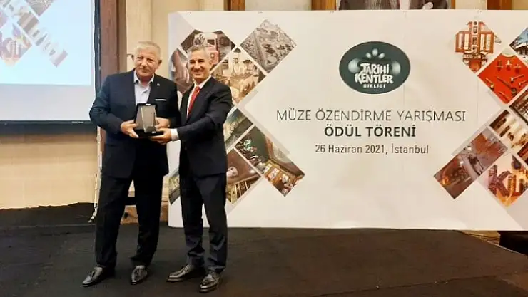Başkan Çınar, Tarihi Kentler Birliğinden Kahve Konağı Ödülünü Aldı