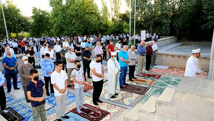 Başkan Güder, Bayram Namazını Battalgazililerle Birlikte Kıldı