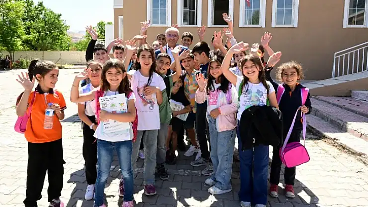 Başkan Güder'den Öğrencilere İlk Ders Sürprizi