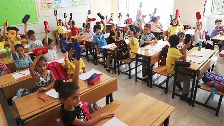 Başkan Güder'den Uyum Eğitimi Alan Minik Öğrencilere Kırtasiye Sürprizi