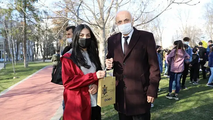 Battalgazi Belediyesi'nden Kitapseverlere Anlamlı Hediye