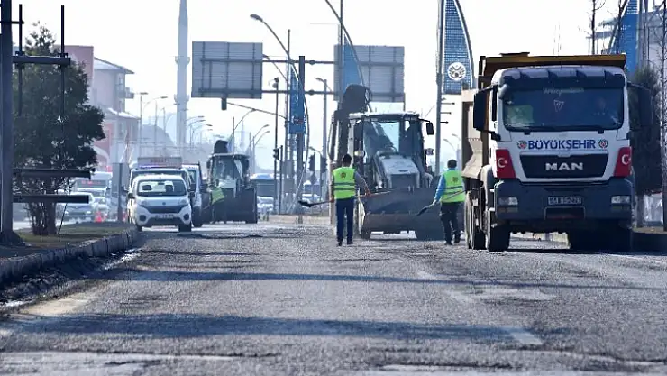 Büyükşehir Kar Yağışı Sonrası Yollarda Oluşan Olumsuzlukları Gideriyor