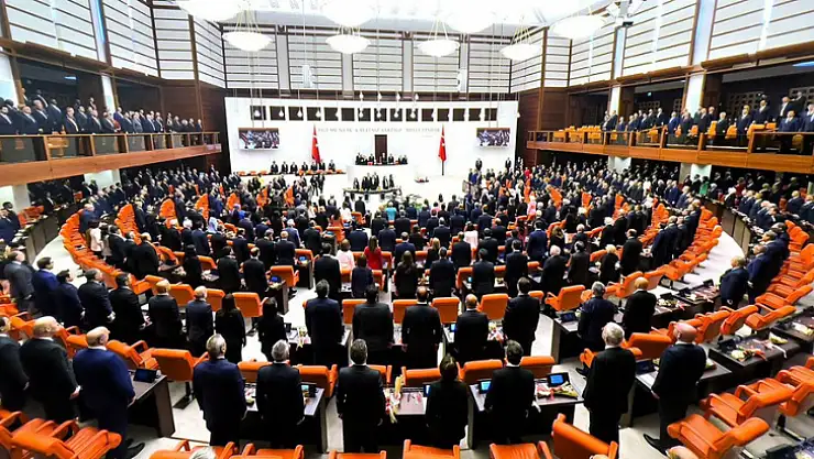 Çalışan Emekliye Müjde 5 Bin Lira Meclis'ten Geçti