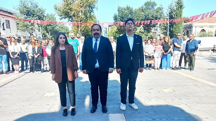 CHP Malatya İl Örgütünden Atatürk Anıtına Çelenk Sunumu