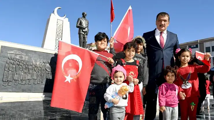 Cumhuriyet Meydanı'nda İlk Resmi Tören