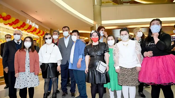 DOWN Sendromlu Çocuklardan Sergi ve Defile