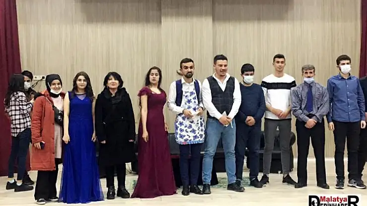 Dünya Tiyatrolar Gününe Özel ' Kılıbık ' Adlı Tiyatro Oyunu  Sahnelendi
